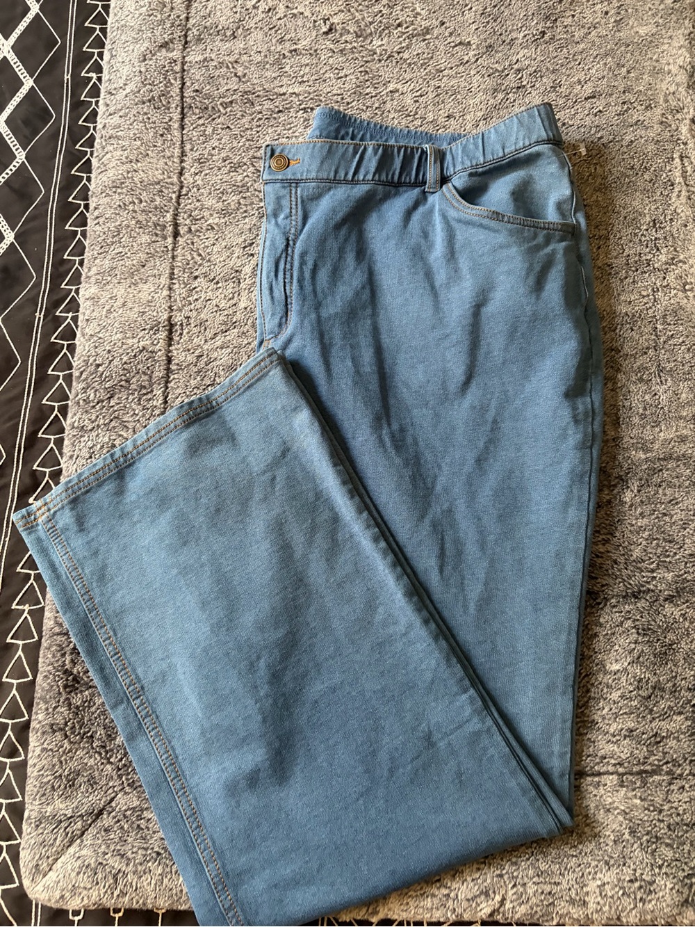 Relaxed Fit Women's Jeans in Light Blue Wash